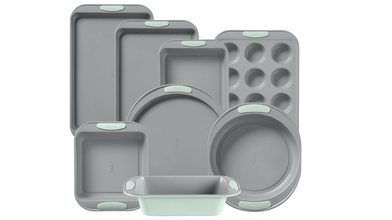Ensemble de 8 ustensiles de cuisson en métal Pyrex sur fond blanc