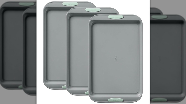 Plaque à biscuits en métal ustensiles de cuisson sur un fond blanc