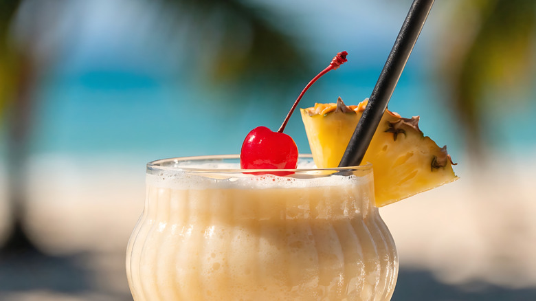 le dessus d'une pina colada surgelée garnie d'ananas et de cerise.