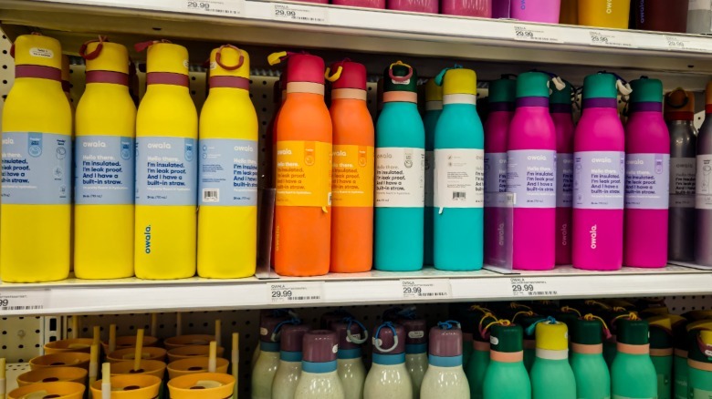 Bouteilles d'eau Owala sur une étagère de magasin