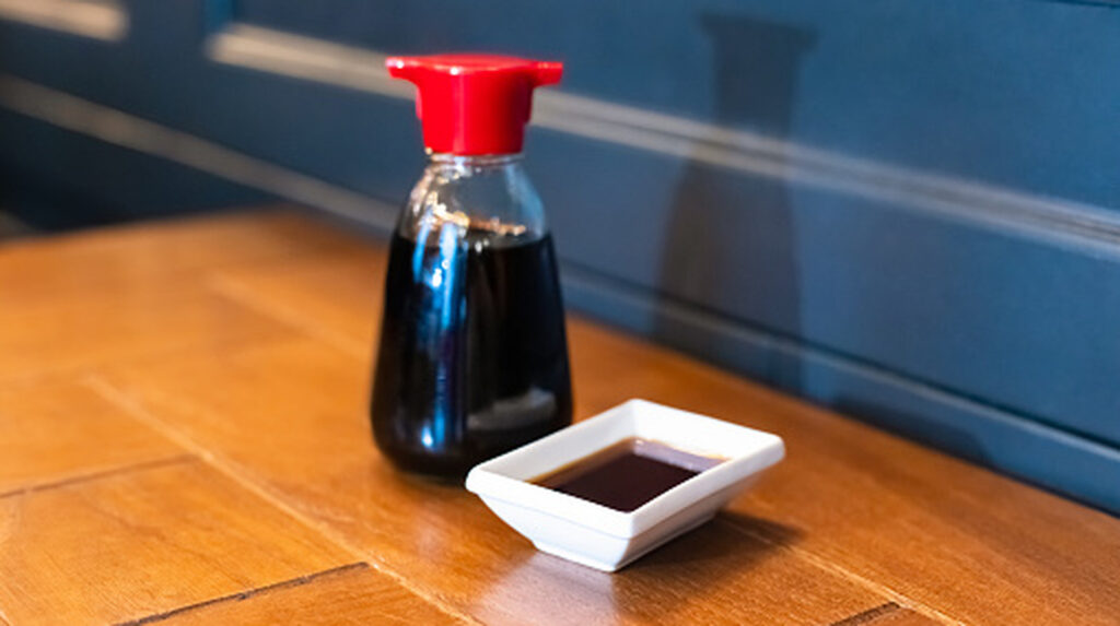 Voici pourquoi les bouteilles de sauce soja ont 2 becs verseurs sur le bouchon