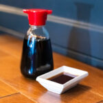Voici pourquoi les bouteilles de sauce soja ont 2 becs verseurs sur le bouchon