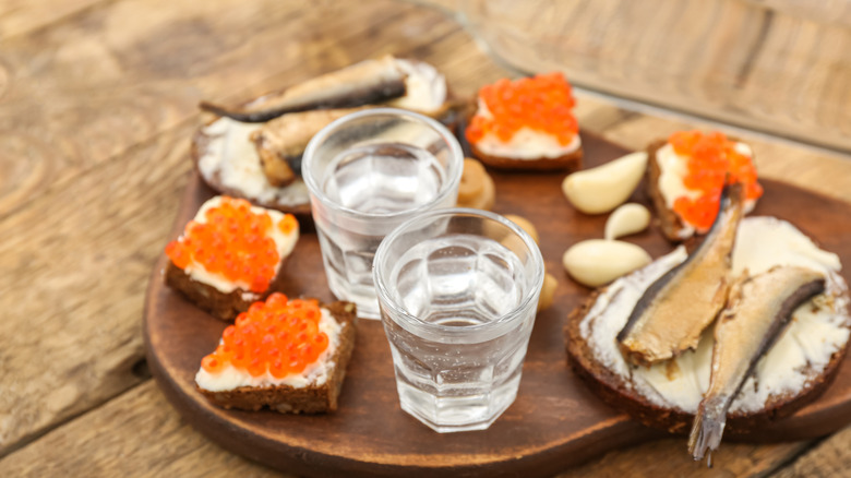 shots de vodka russe avec des collations