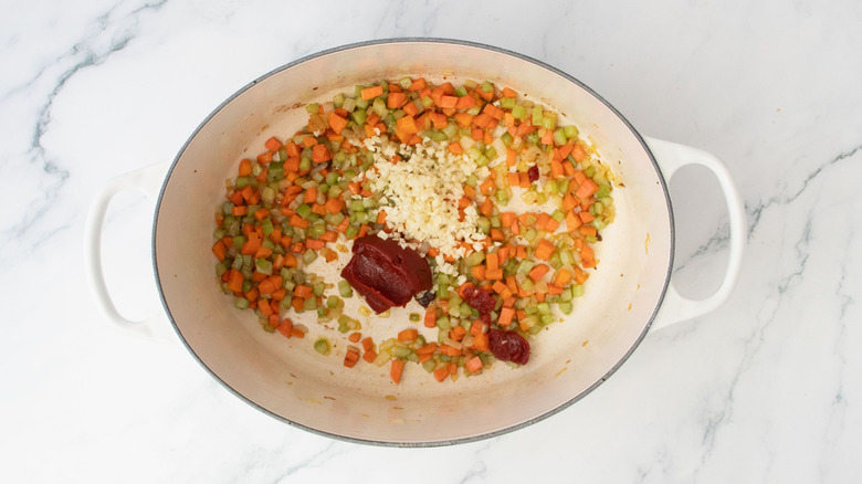 Légumes de Mirepoix avec concentré de tomate et ail au four hollandais