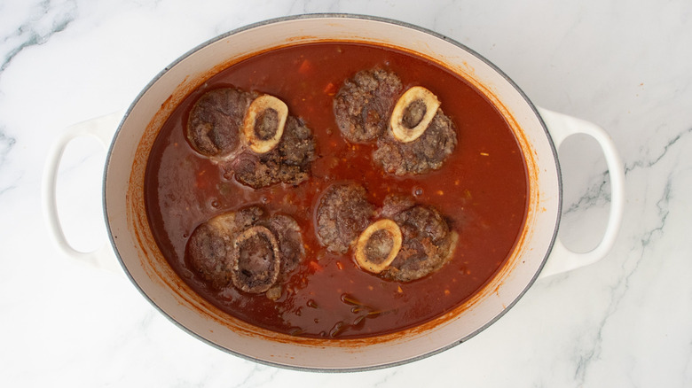 Jarrets de bœuf et sauce pomodoro au four hollandais