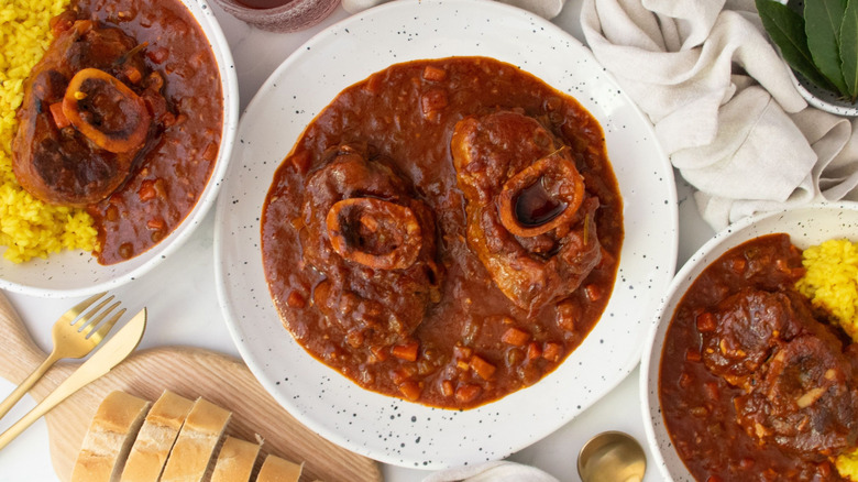 Ossobuco al pomodoro servi dans des assiettes