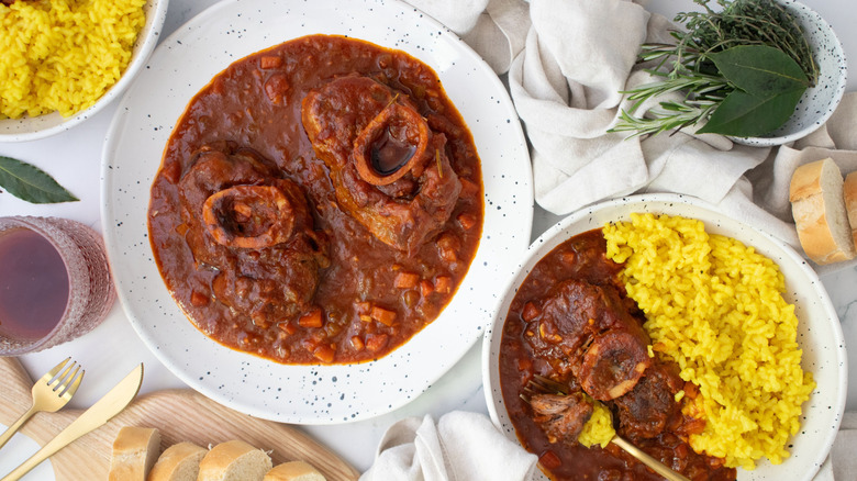 Ossobuco al pomodoro servi avec riz au safran