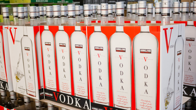 Boîtes de vodka Kirkland exposées sur une étagère.