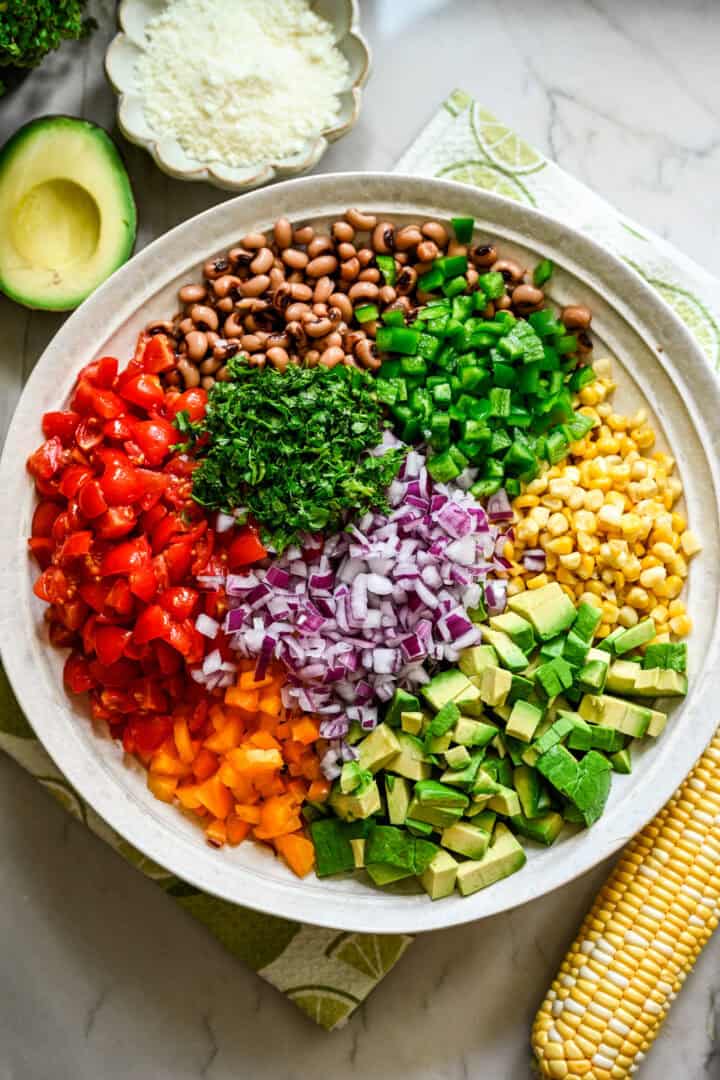 ingrédients de la salade de caviar de cowboy dans un bol avant de les mélanger.