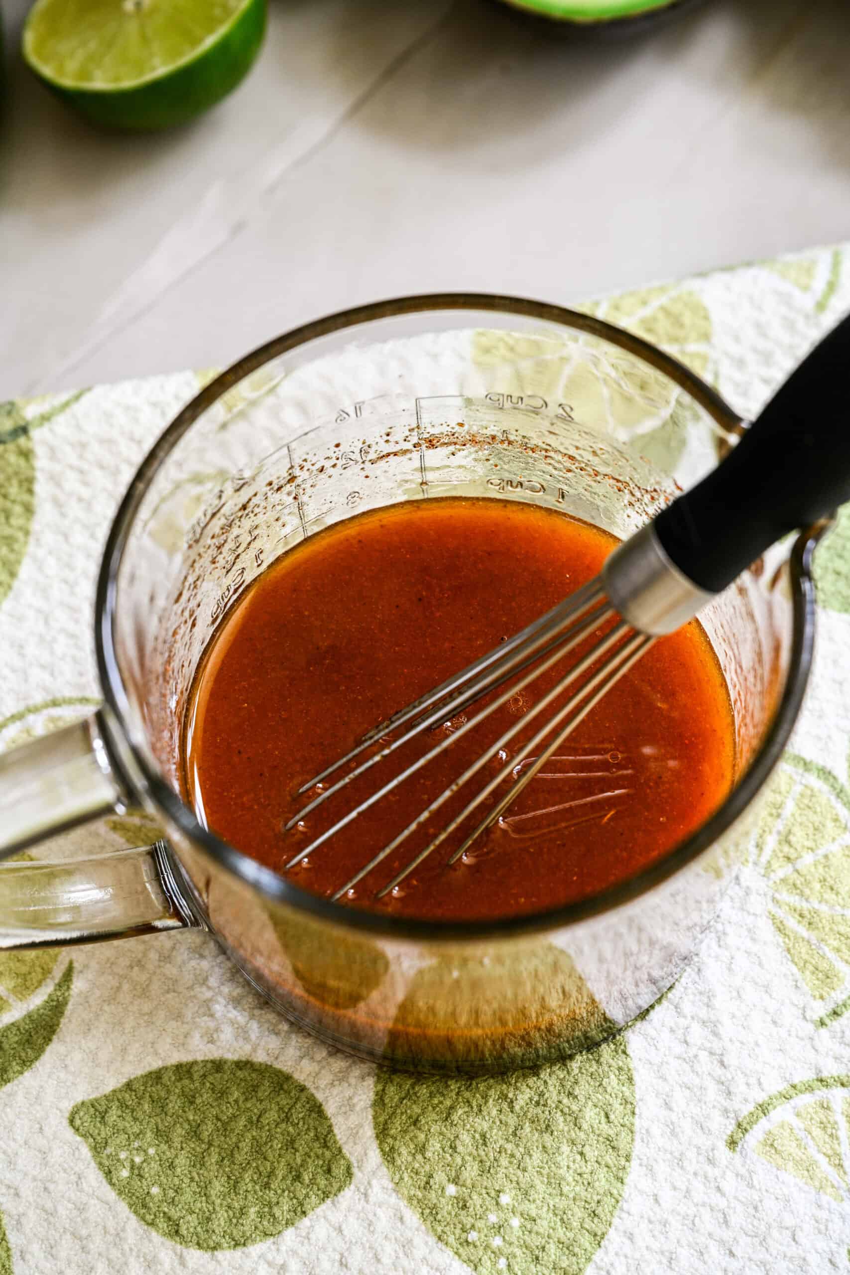 vinaigrette au caviar de cowboy mélangée dans un bocal.