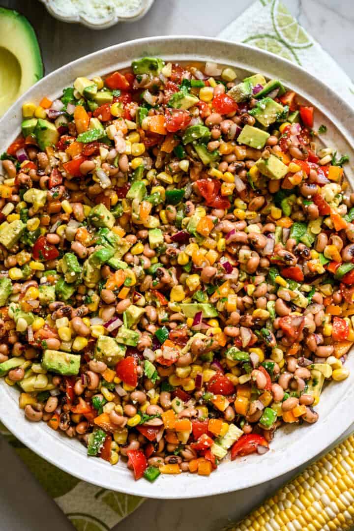 Vue aérienne de la salade de caviar de cowboy dans un grand bol à salade blanc.