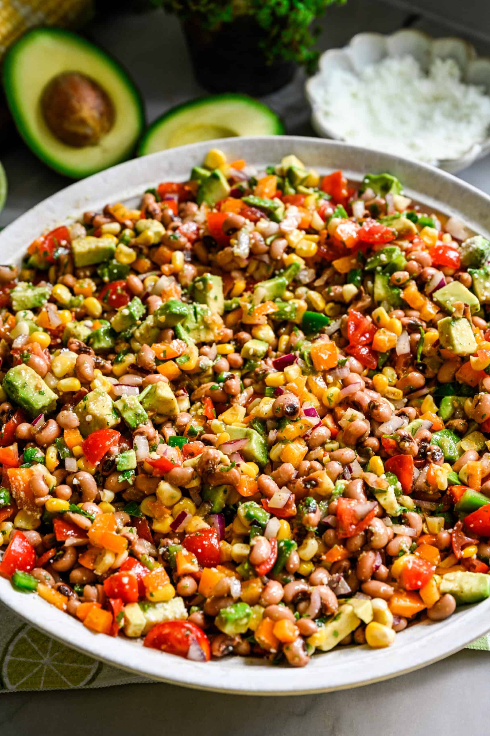 vue rapprochée de la salade de caviar de cowboy dans un grand bol à salade blanc.