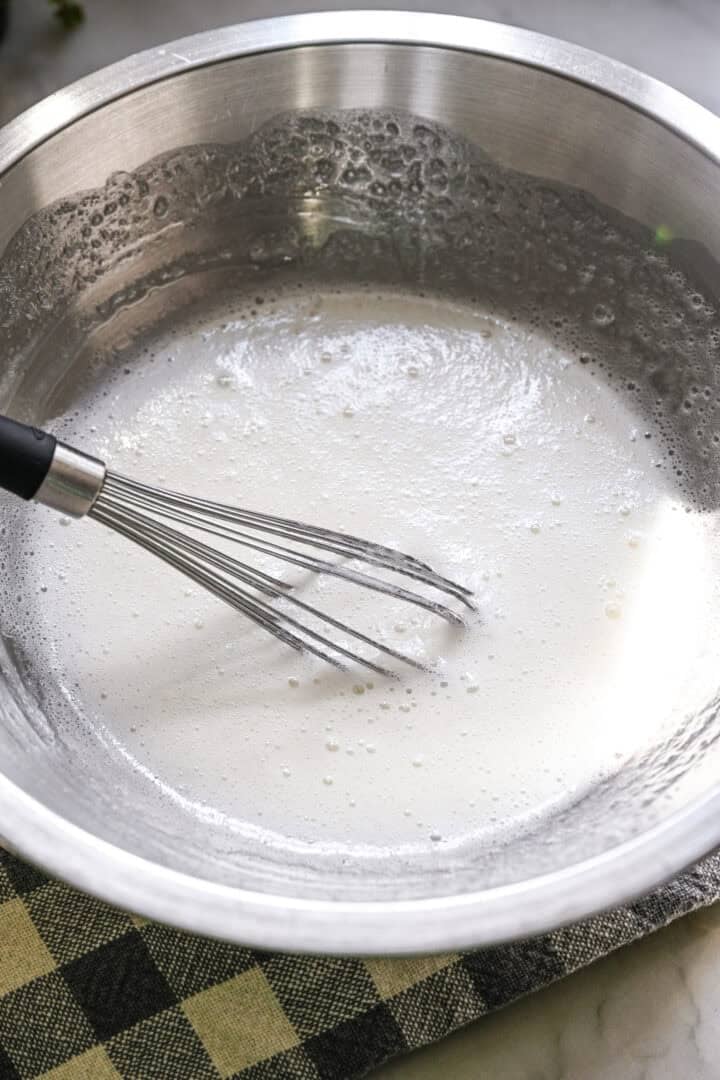 le blanc d'œuf, le sucre et la crème de tartre sont montés en un mélange mousseux au bain-marie.