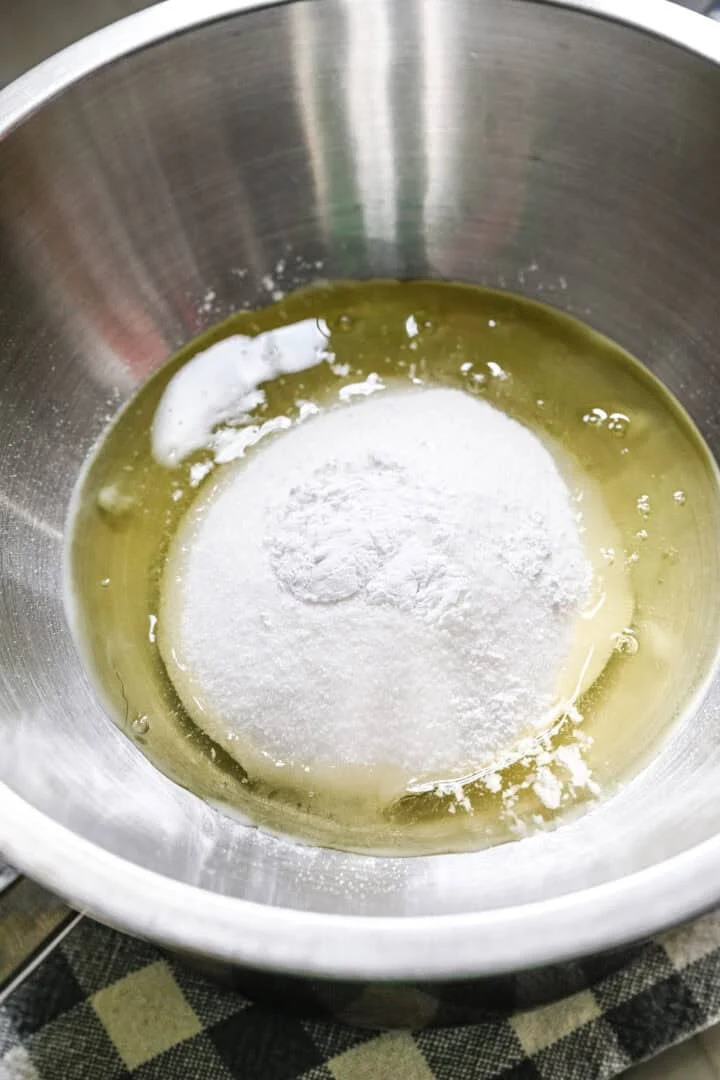 blanc d'oeuf, sucre et crème de tartre au bain-marie.
