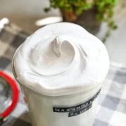 Vue rapprochée des peluches de guimauve maison dans un bocal en verre.
