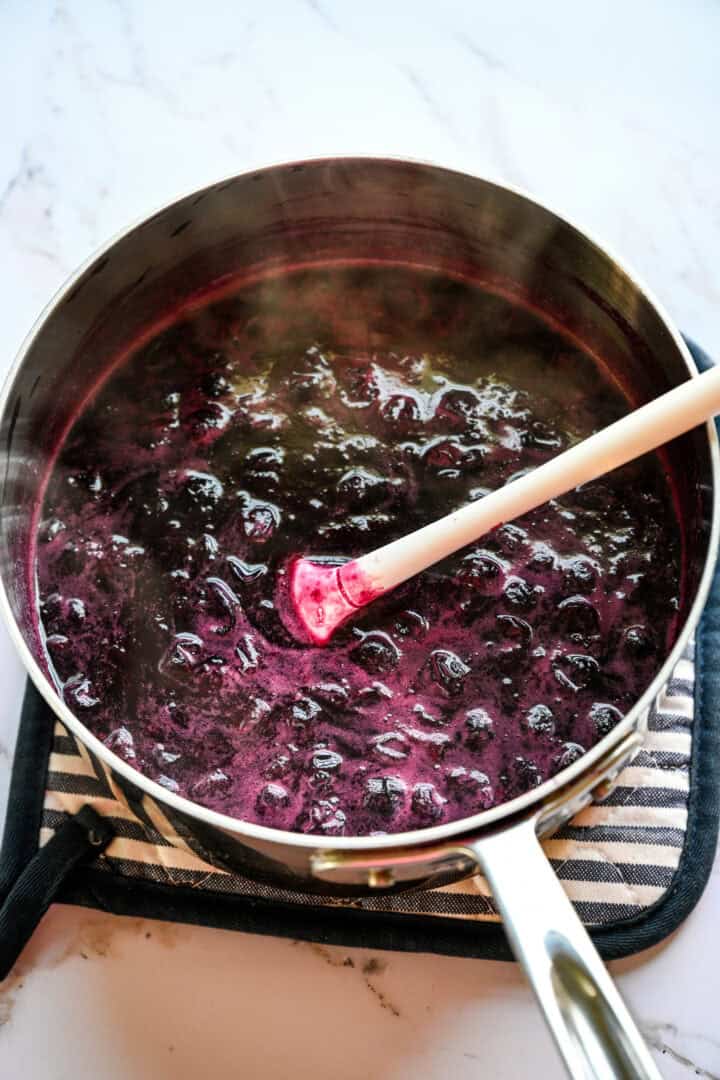 myrtilles, sucre, miel et eau dans une casserole après cuisson.