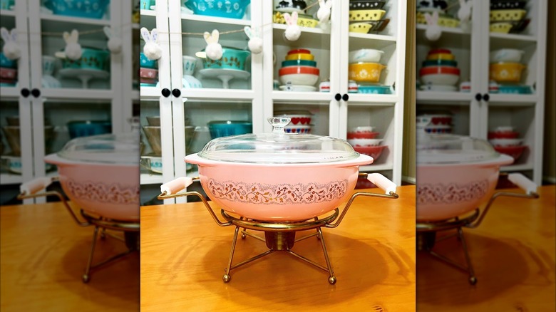 Plat Pyrex Duchesse Rose.