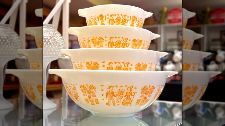 Pile de bols Amish Butterprint Orange Pumpkin Pyrex.