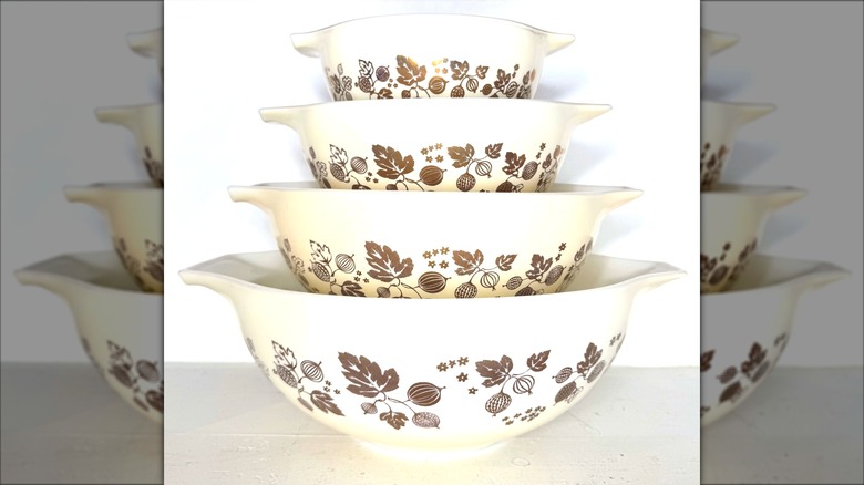 Pile de bols Pyrex de groseille dorée.