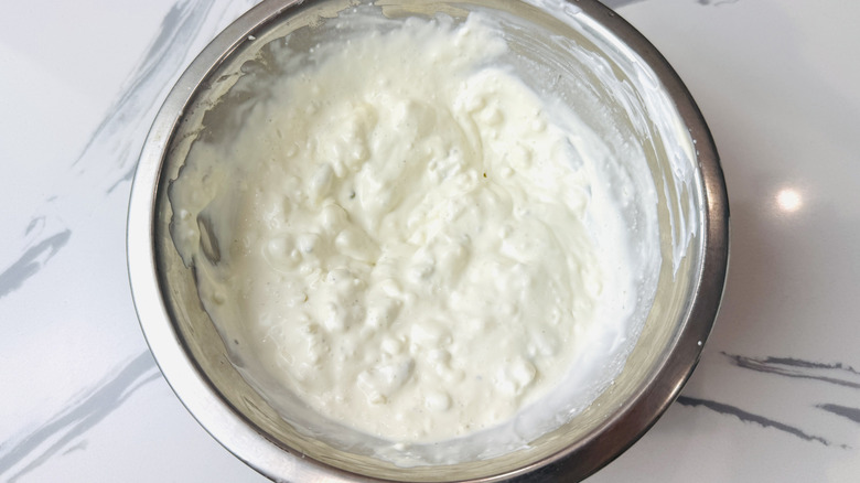 Vinaigrette au fromage bleu dans un bol
