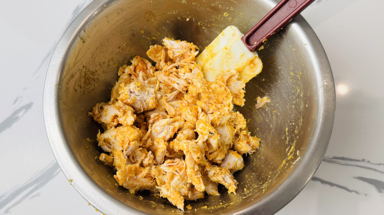 Mélanger le poulet Buffalo dans un bol