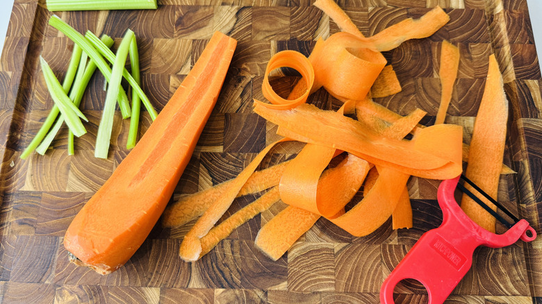 Préparation des carottes et du céleri sur une planche à découper
