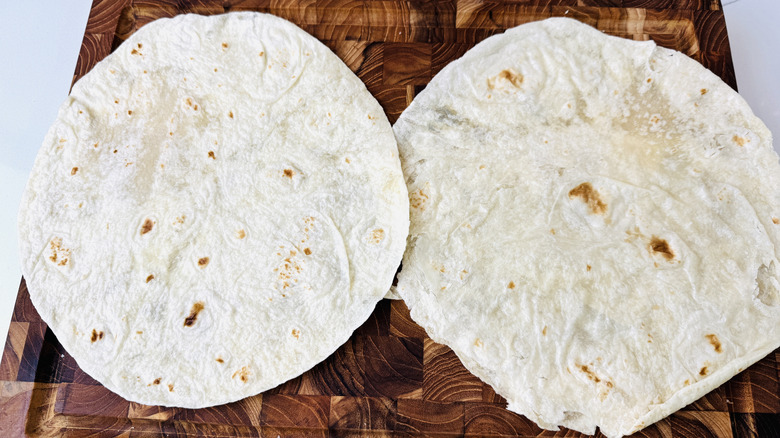 Tortillas sur planche à découper