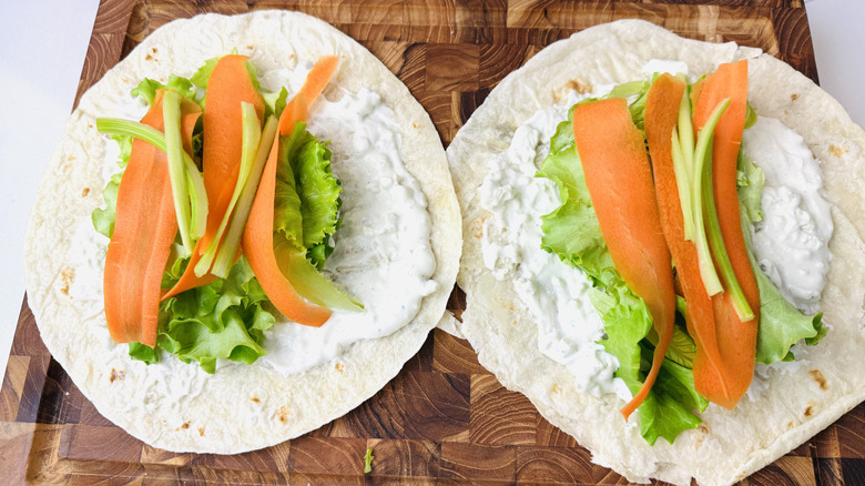 Légumes disposés sur des tortillas