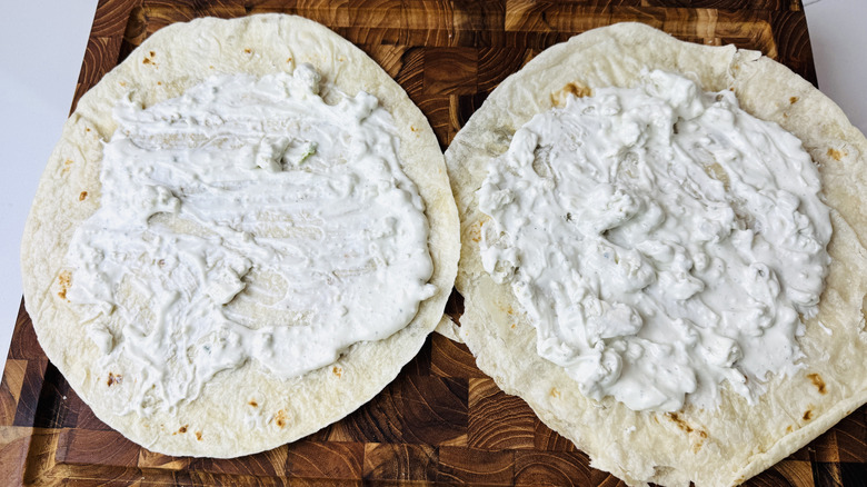 Vinaigrette au fromage bleu tartinée sur les tortillas