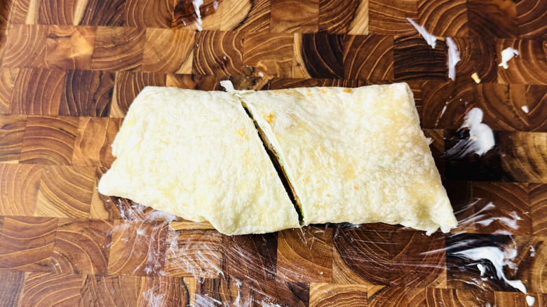 Wrap coupé en deux sur une planche à découper