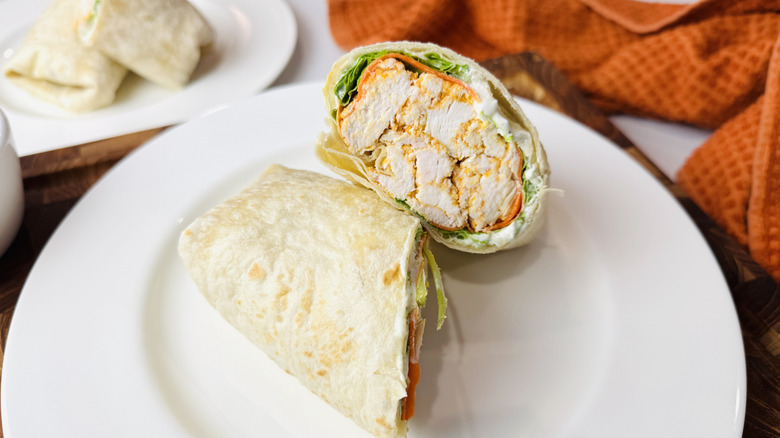 Wrap au poulet Buffalo sur assiette