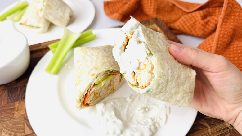 Wrap au poulet Buffalo trempé dans une vinaigrette au fromage bleu