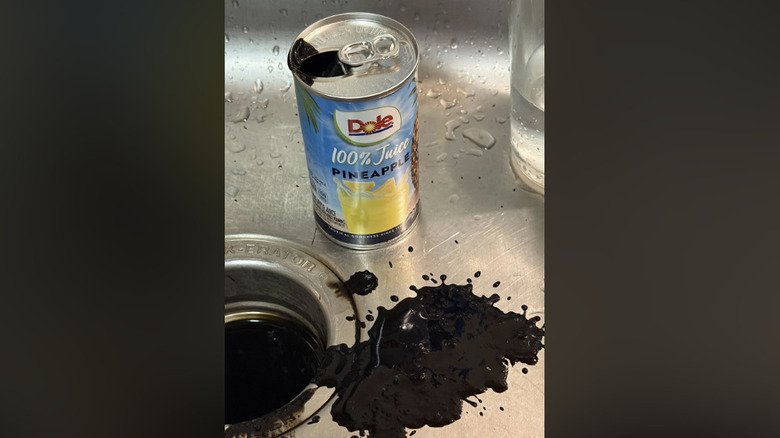 la photo originale d'un jus d'ananas posé dans l'évier avec un liquide noir autour