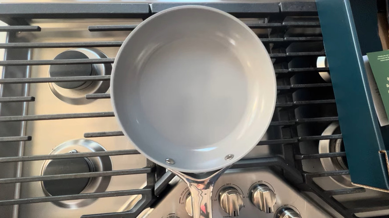 Poêle antiadhésive recouverte de céramique au carvi sur la cuisinière.