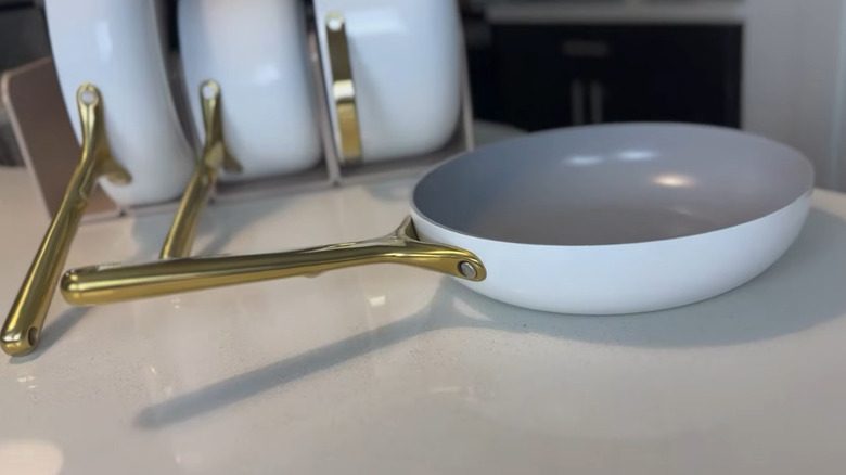 Batterie de cuisine en céramique antiadhésive au carvi.