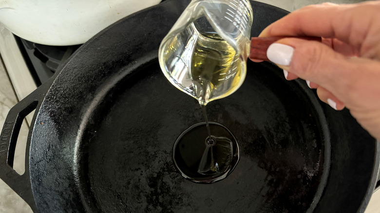 main, ajouter de l'huile dans la poêle
