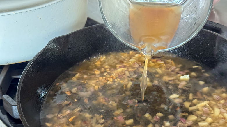 verser le bouillon dans la poêle