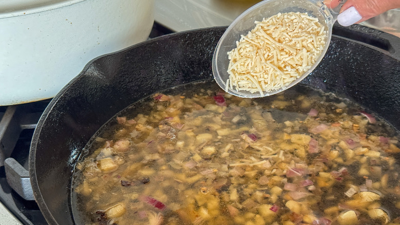 main, ajout de fromage à la poêle