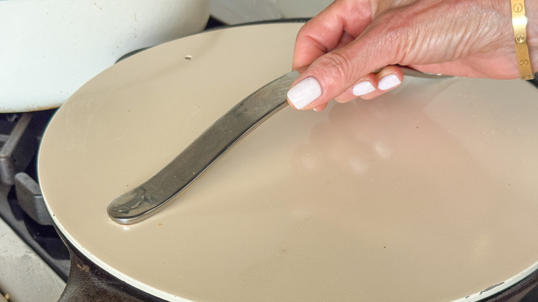 poêle couvrant les mains