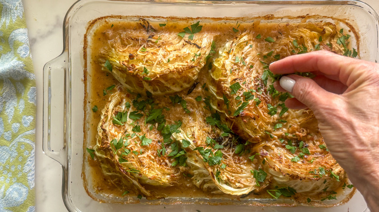 main ajoutant du persil au plat