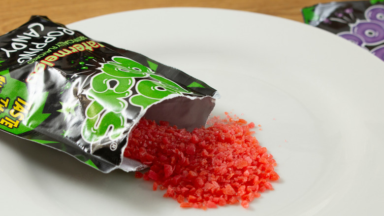Pop Rocks à la pastèque se déversant sur une assiette