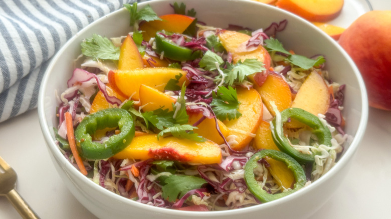 bol de salade de chou aux pêches