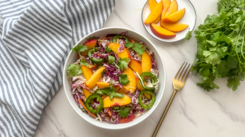 Recette de salade de chou épicée aux pêches