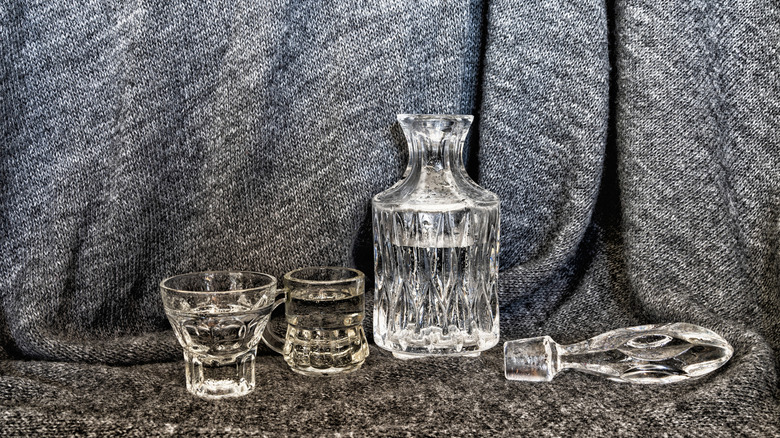 Une carafe sophistiquée remplie de vodka aux côtés de verres de spiritueux.