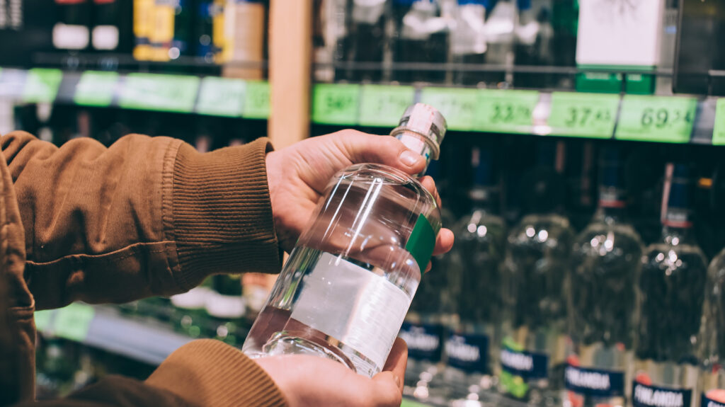 Vous décantez le vin, mais devriez-vous faire la même chose avec la vodka ?