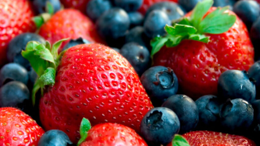 Myrtilles ou fraises : quelle délicieuse baie offre une plus grande dose de vitamine C ?
