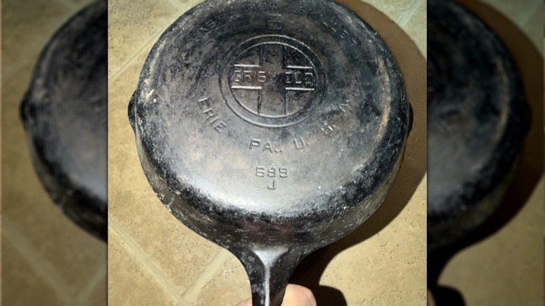 L'arrière d'une poêle en fonte Griswold