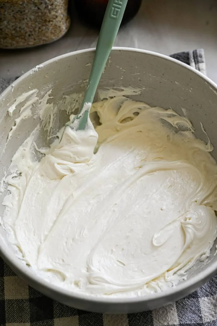 Garniture à la crème d'avoine après avoir ajouté des peluches de guimauve.