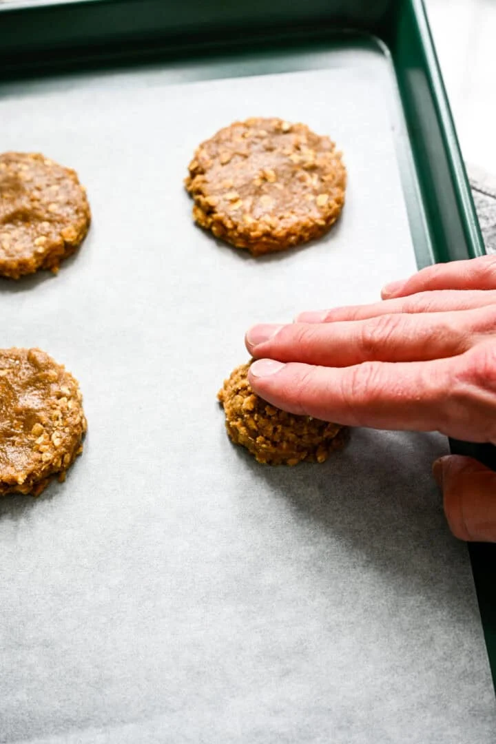 Garnir les tartes à la crème d'avoine avant la cuisson.