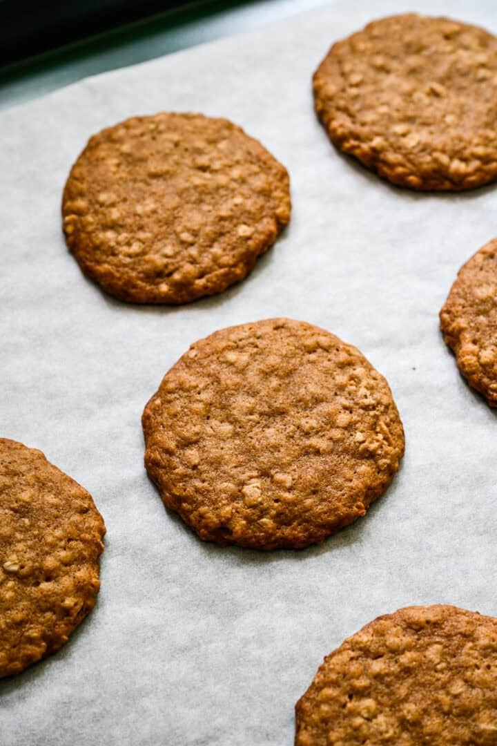 Biscuits à l'avoine sur une plaque après la cuisson.